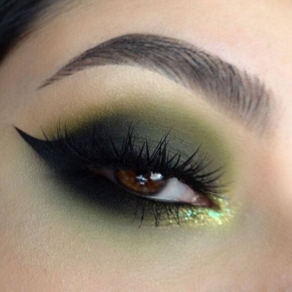 MAC Mo Money Mo Problems Eyeshadow (Warm Medium Olive/Army Green) - Picture 5 of 15